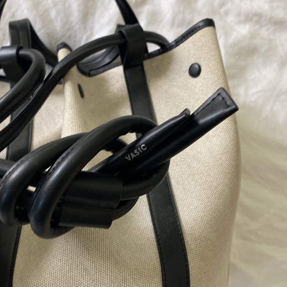 Vasic two in one bucket bag- white and black - Picture 2 of 10